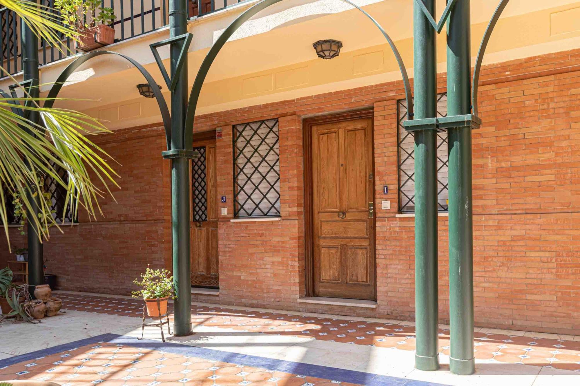 En Patio Sevillano Alameda-Isla Magica, Seville